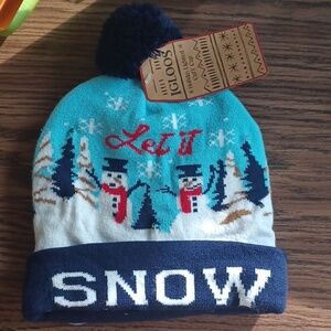 IGLOOS Holiday lighted cuff cap.